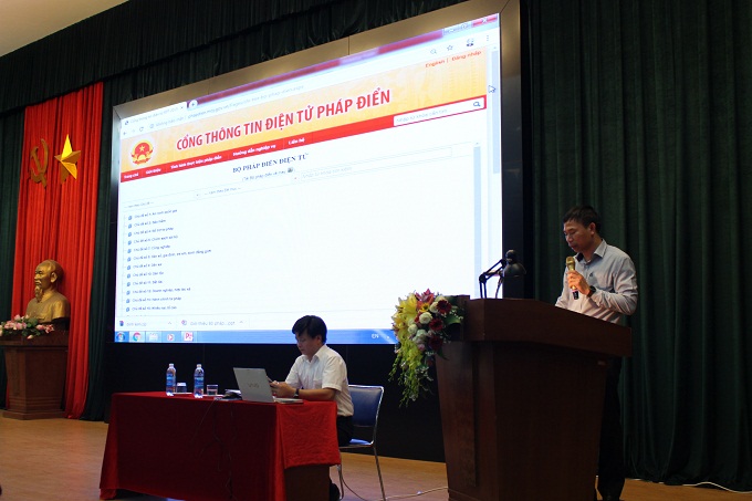 Ông Đồng Ngọc Ba, Cục trưởng Cục Kiểm tra văn bản QPPL chủ trì Hội nghị, giới thiệu về Bộ pháp điển